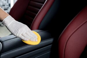 FOTO leder bestuurdersstoel behandeling met de FLON Leder Coating