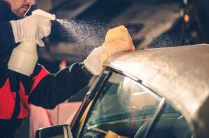 Vakman impregneert een cabrioletkap met de FLON TOP-Coat